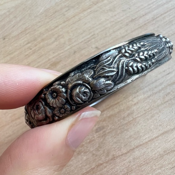 925 Sterling Silver Jewelry - Vintage Art Nouveau Flowers Repousse 925 Sterling Silver hinged bangle bracelet